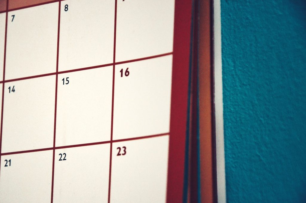 Calendario en la pared marcando fechas y festivos