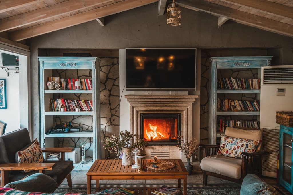 Salón cálido y acogedor con chimenea y tonos cálidos de otoño