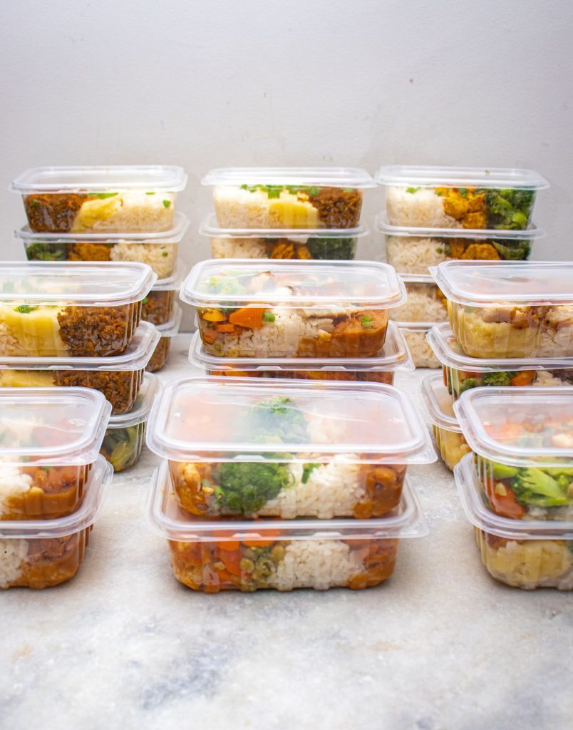 Recipientes de batch cooking con arroz y verduras listos para la semana