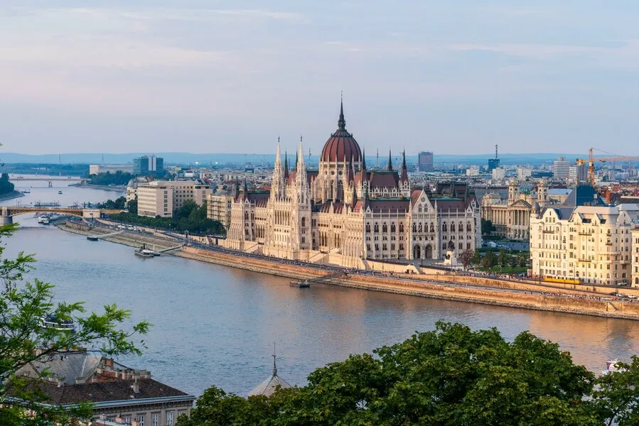 Parlamento de Budapest junto al río Danubio