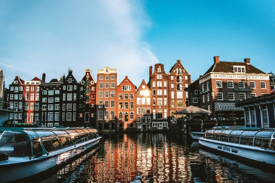 Casas junto a un canal de Ámsterdam al atardecer