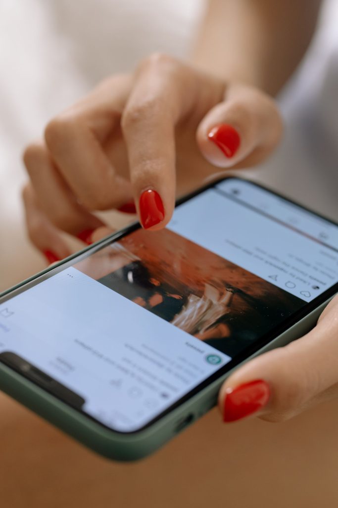 Mujer navegando el feed de Instagram en su teléfono móvil