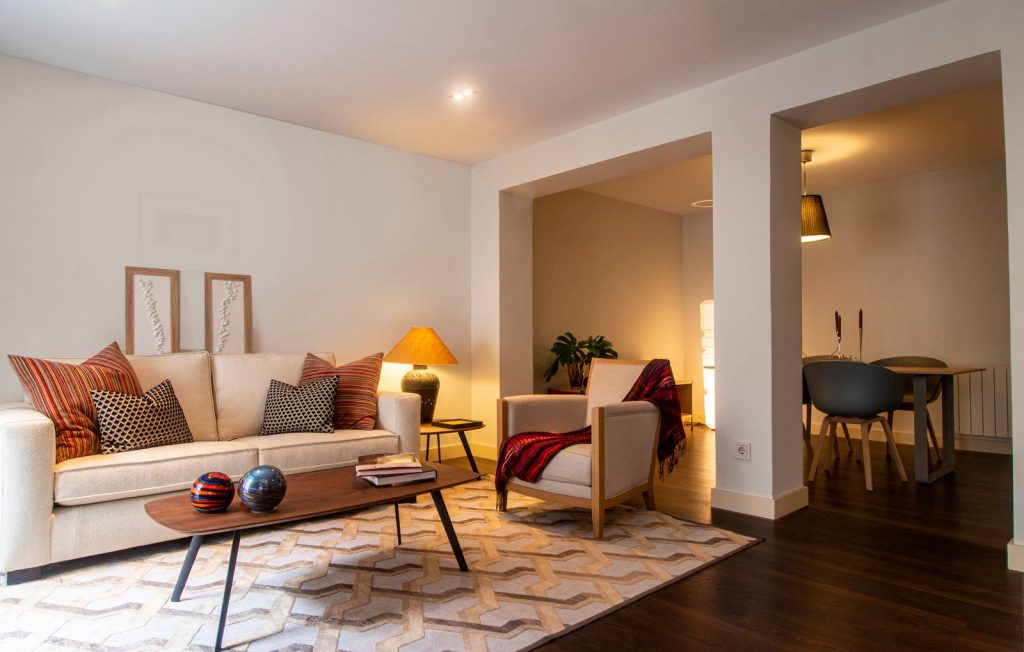 Salón acogedor con luz cálida en invierno