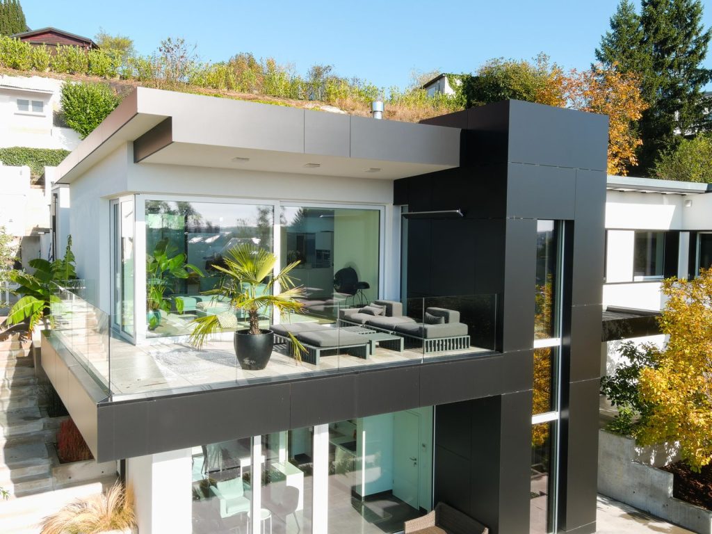 Terraza cerrada con paneles de cristal y vistas al exterior