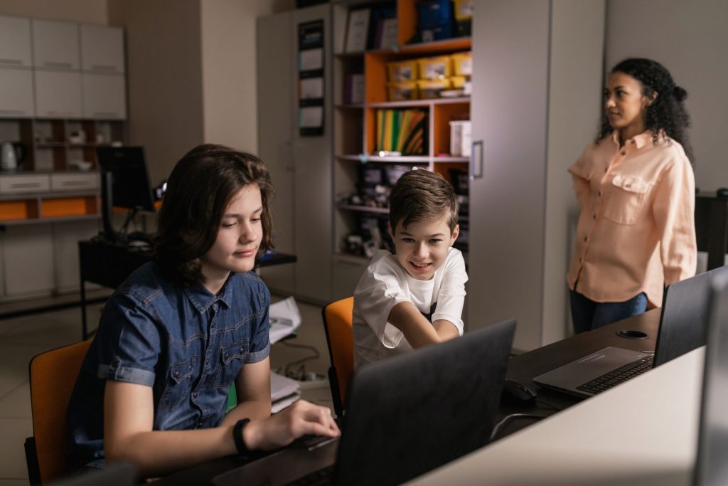 Estudiantes usando ordenadores portátiles en un aula moderna