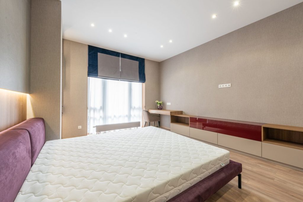 Dormitorio moderno con colchón de matrimonio, comparando muelles ensacados y viscoelástico