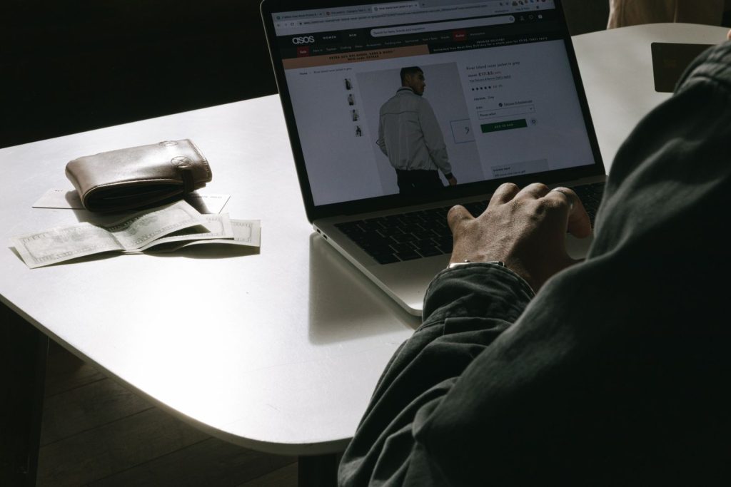 Hombre comprando online en un portátil