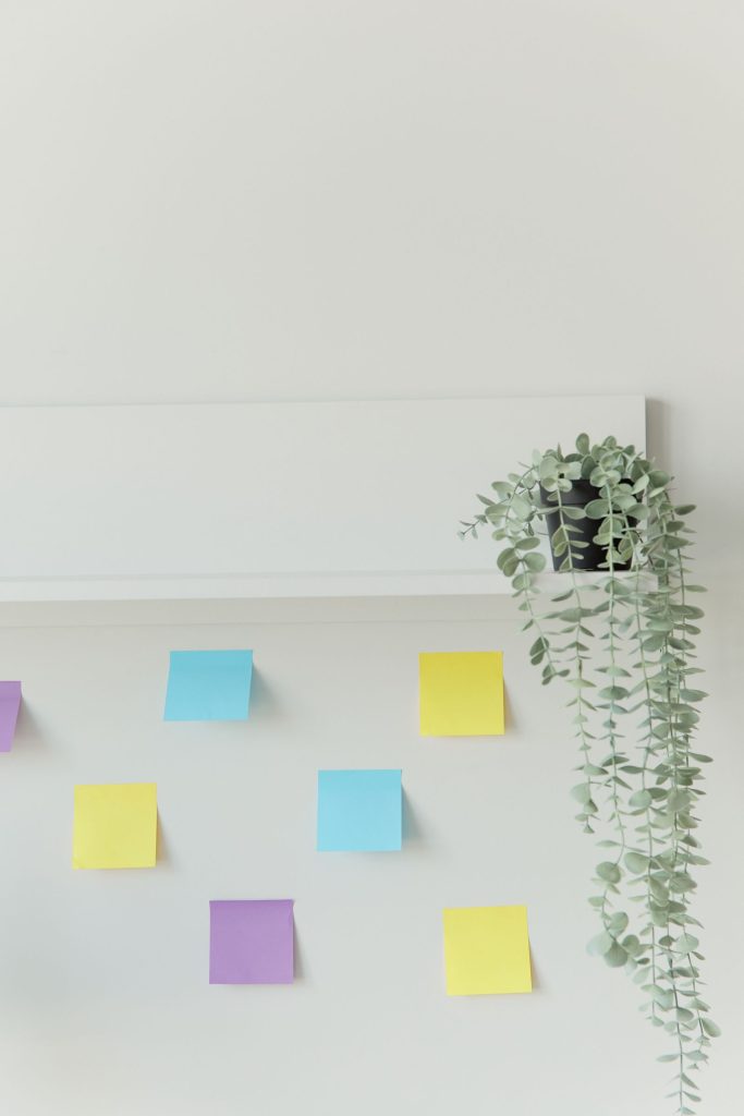 Notas adhesivas de colores en una pared para planificación