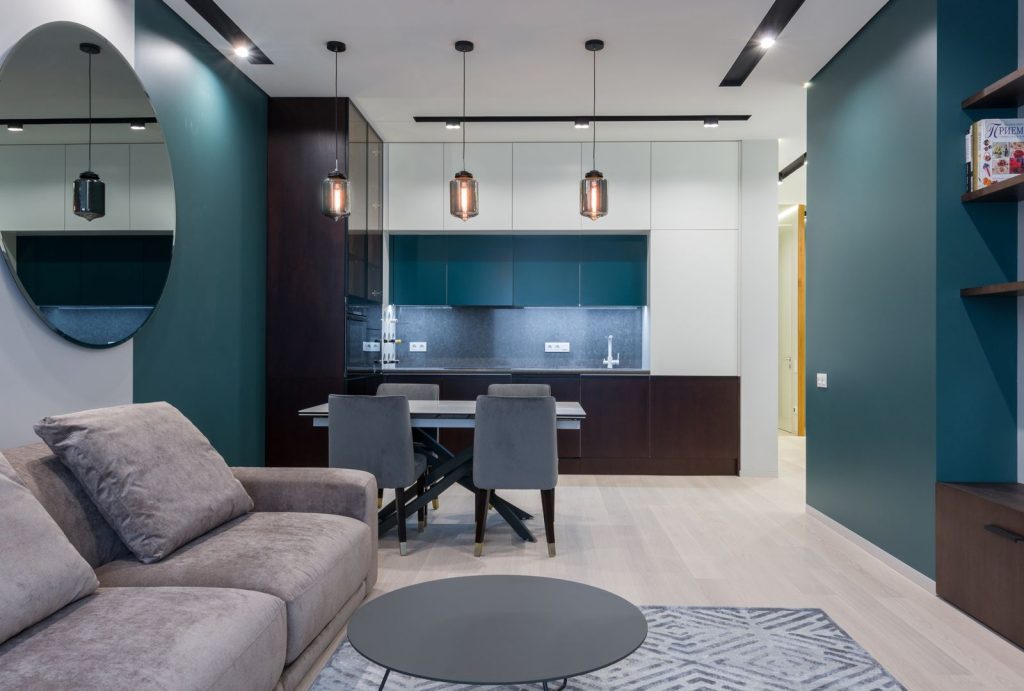 Salón y cocina en planta abierta en un apartamento amplio