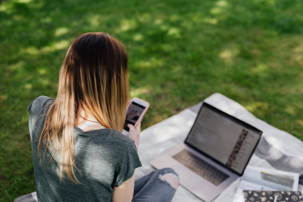 Adolescente usando el móvil para navegar redes sociales