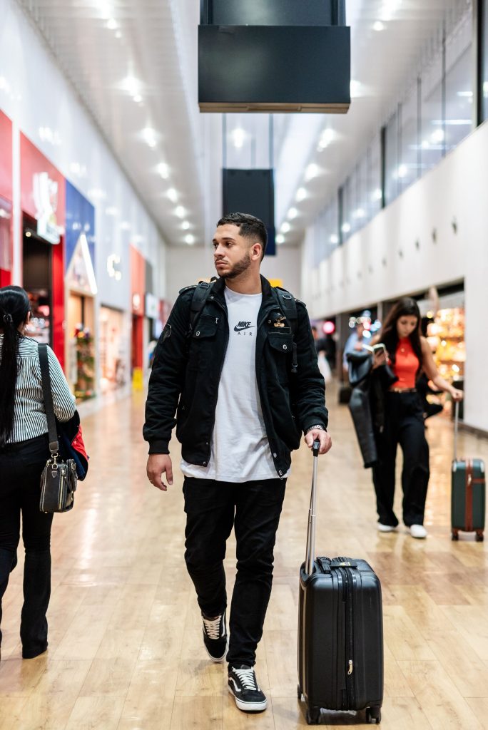 Pasajero caminando por una terminal de aeropuerto europea moderna
