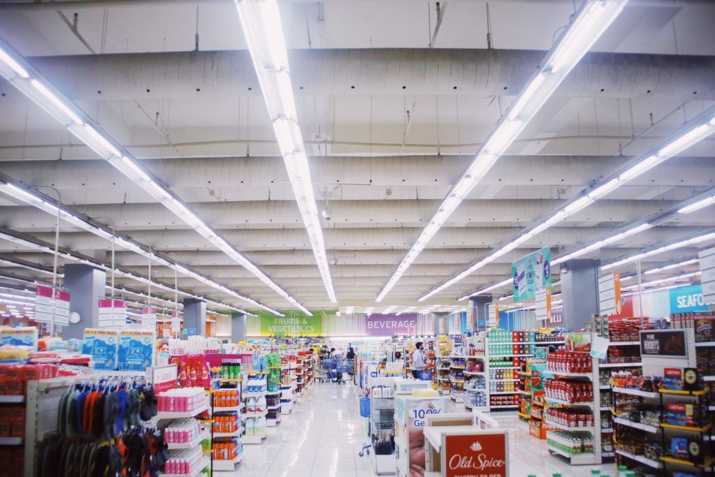 Estanterías de supermercado con productos diversos