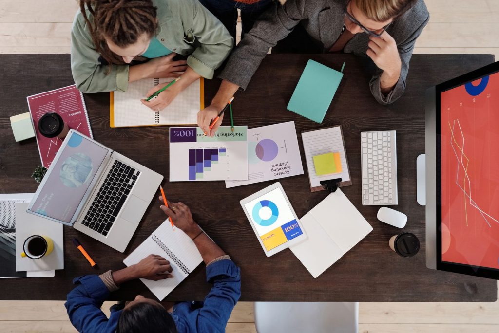 Equipo diverso colaborando en una reunión de producto en una oficina moderna