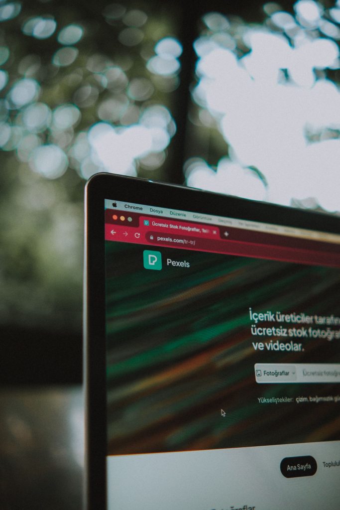 Pantalla de portátil mostrando una página web con diseño minimalista