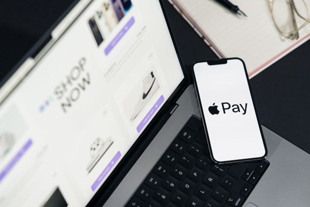 Persona realizando un pago móvil para una compra online