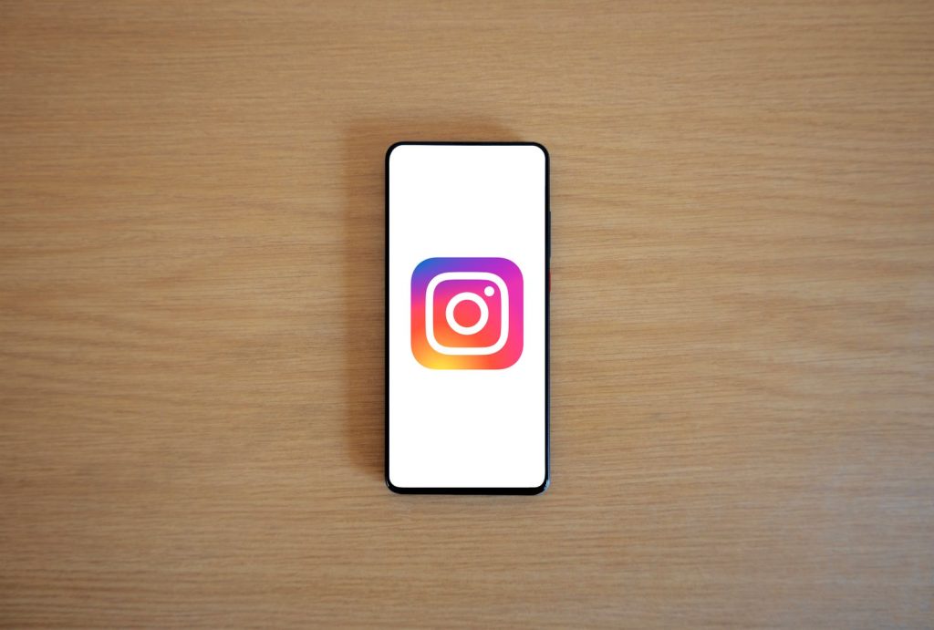 Logo de Instagram en la pantalla de un smartphone