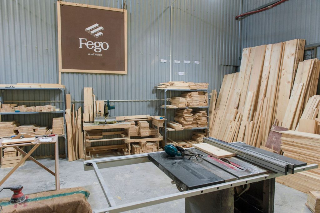 Taller de carpintería con madera y herramientas para muebles a medida