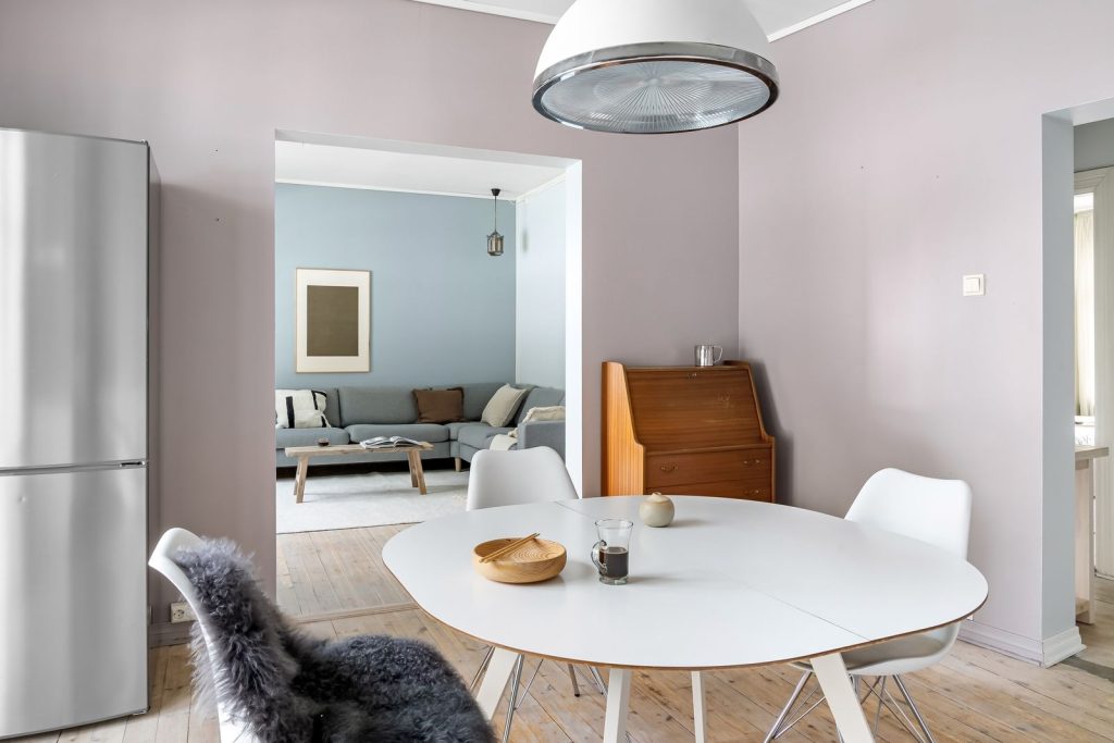 Interior moderno con tonos pastel cálidos y mobiliario en beige rosado