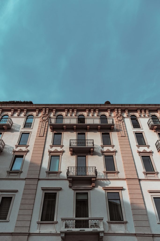 Fachada de un edificio de viviendas con balcones y ventanas