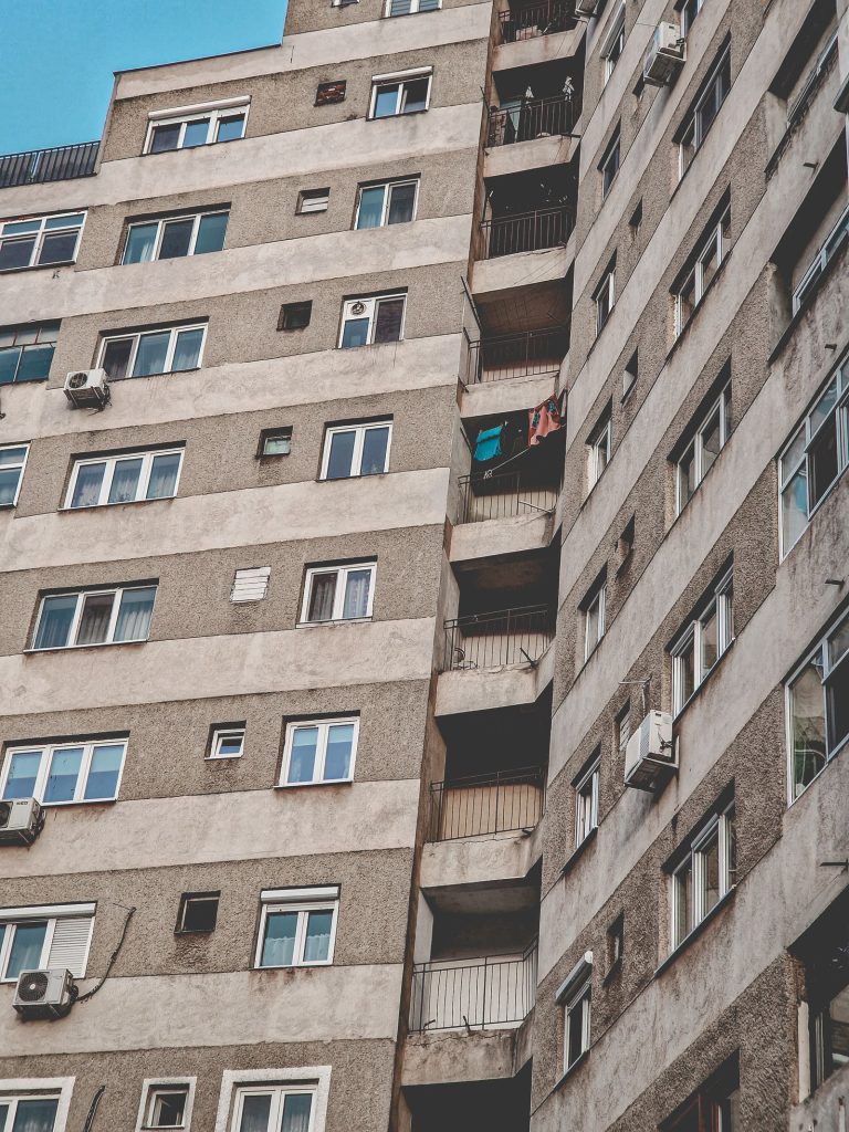 Fachada de un edificio de pisos antiguo en la ciudad