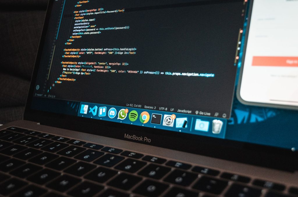 Portátil mostrando código en pantalla en un espacio de trabajo