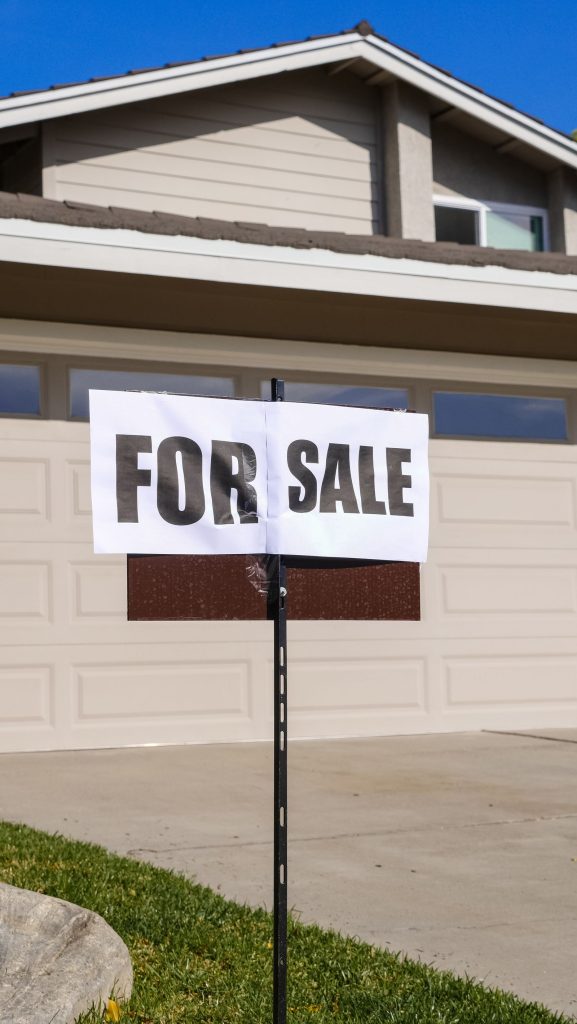 Cartel de se venta frente a una vivienda