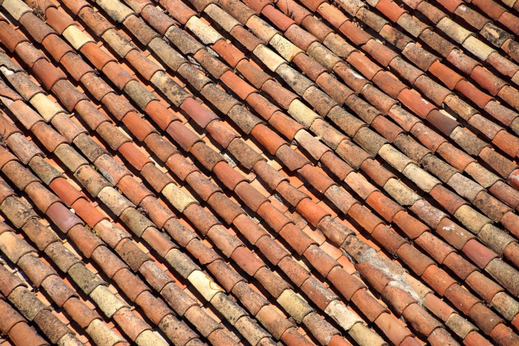 Primer plano de tejas de barro tradicionales en un tejado español