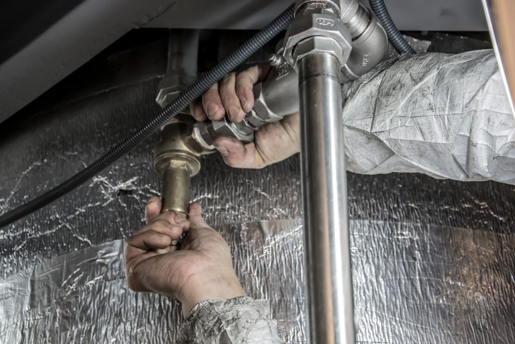 Técnico reparando un electrodoméstico