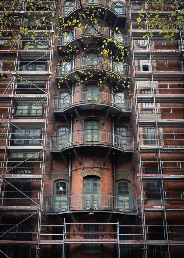 Andamios en la fachada de un edificio de pisos en obras de rehabilitación