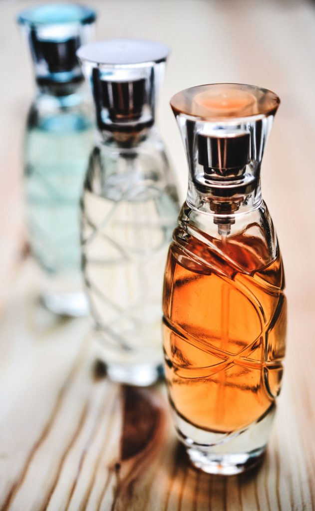 Colección de frascos de perfume de cristal sobre una superficie de madera