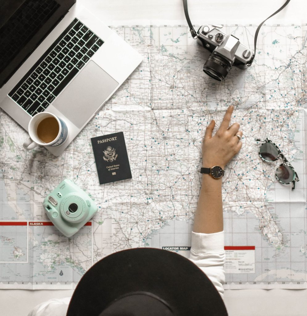 Persona planificando un viaje sobre un mapa