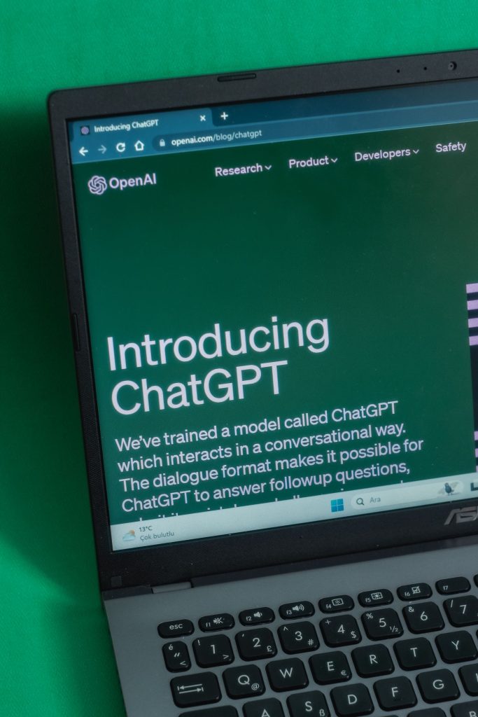 Pantalla de portátil mostrando la interfaz de ChatGPT
