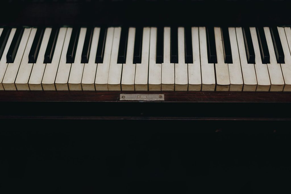 Teclas de un piano de cola en primer plano