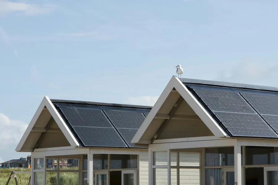 Vivienda con placas solares instaladas sobre el tejado