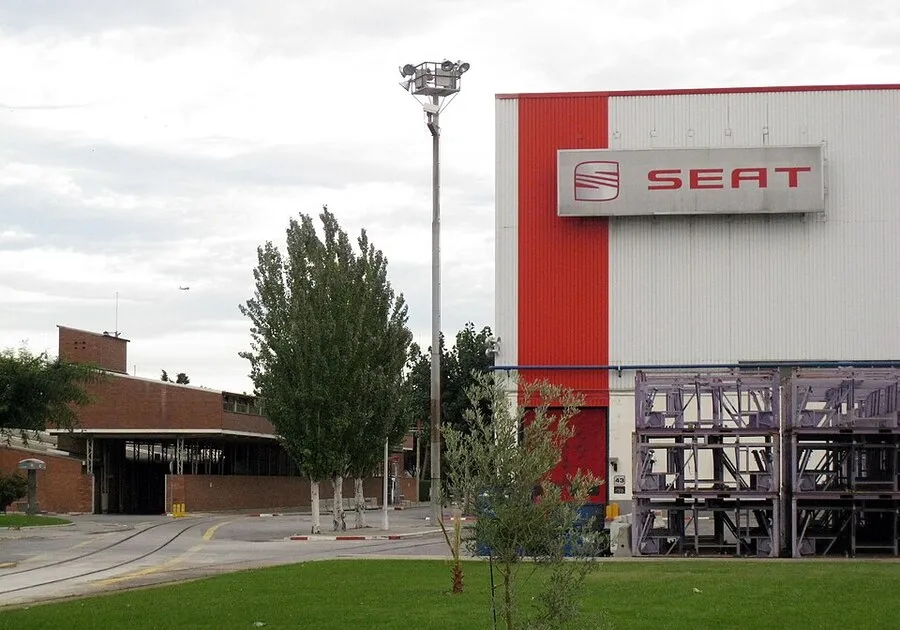 Instalaciones industriales de SEAT con el logotipo de la marca