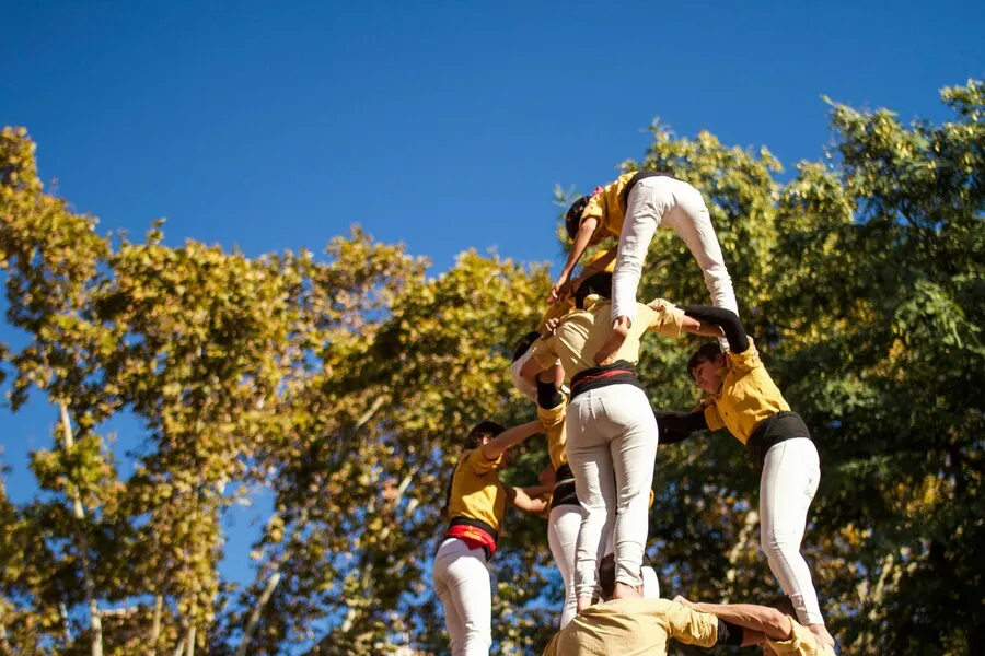 Castellers formando una torre humana durante una fiesta tradicional
