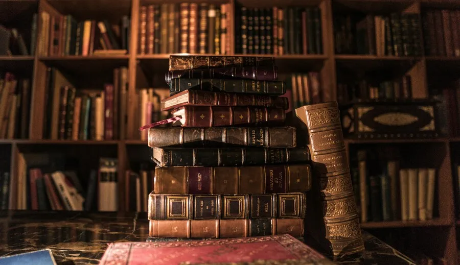 Libros antiguos en una biblioteca para ilustrar libros prohibidos y censurados