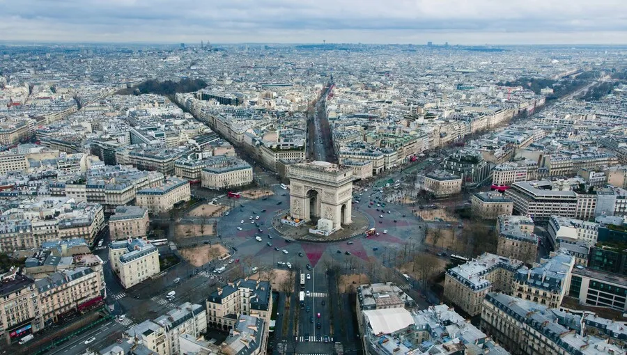 Vista aérea del Arco de Triunfo y París