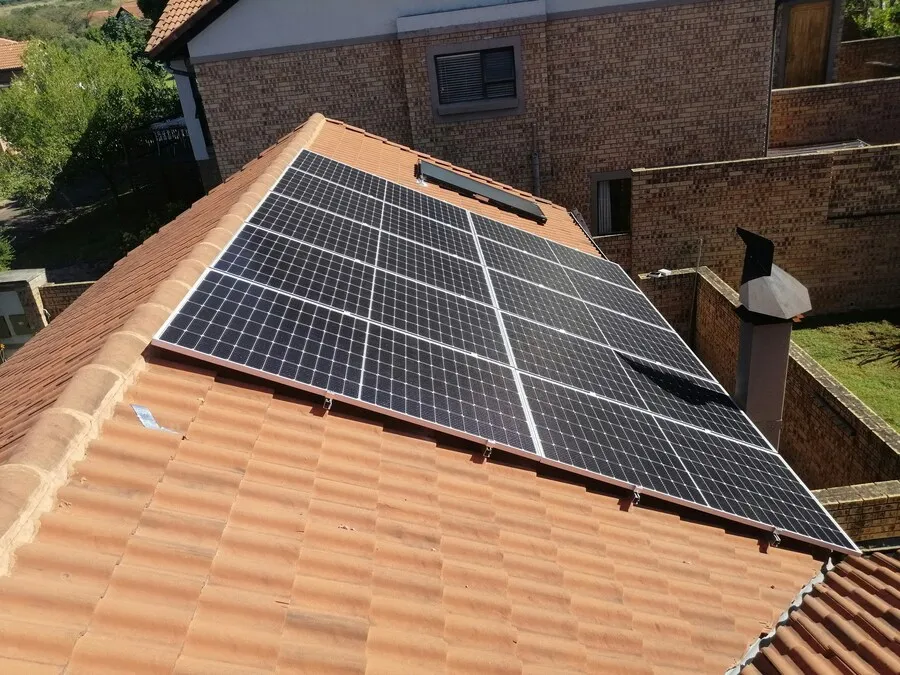 Placas solares instaladas en el tejado de una vivienda
