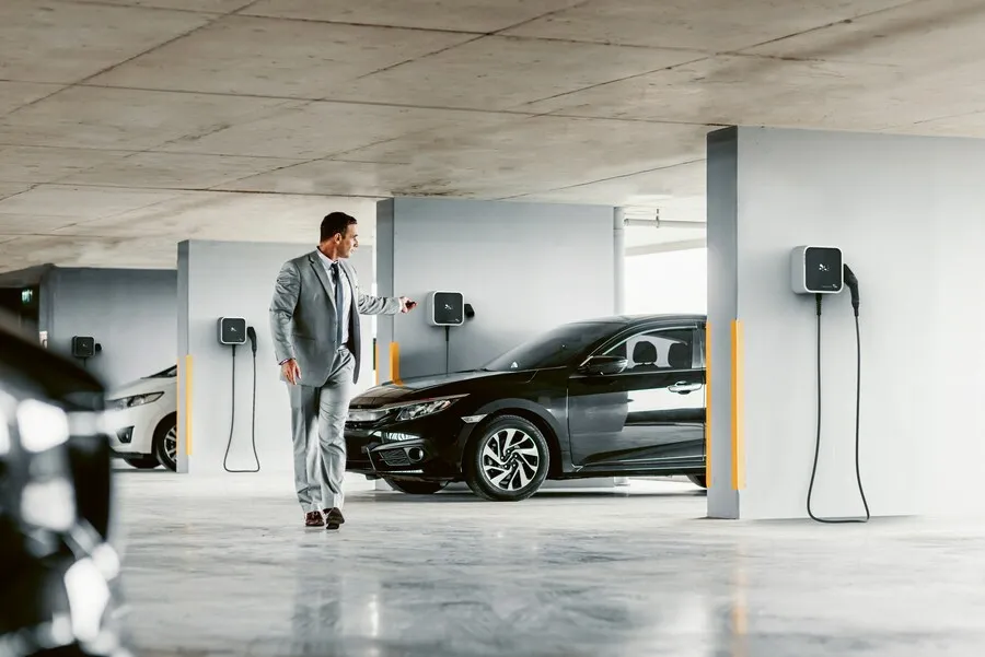 Varios puntos de recarga para coches eléctricos instalados en un garaje