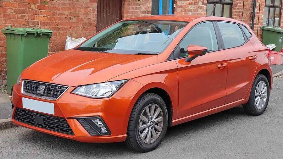 SEAT Ibiza naranja estacionado en una calle
