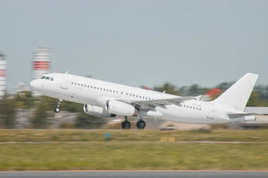 Avión de pasajeros despegando de un aeropuerto